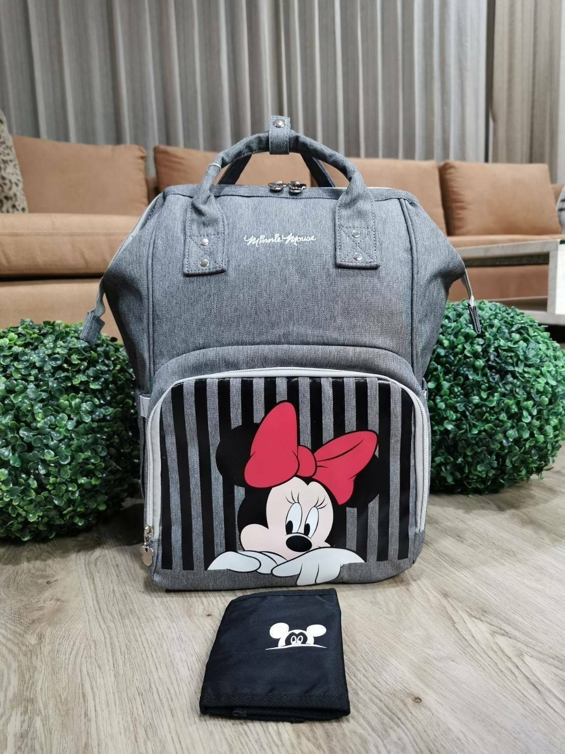 Disney Collection Rucksack (L) กระเป๋าสะพายเป้คอลเลคชั่นดิสนีย์ใบใหญ่กำลังดีน้ำหนักเบาวัสดุ Nylon & Polyester 100% ทำความสะอาดง่าย ด้านหน้ามีโลโก้และช่องซิป พิมพ์ลายมิกกี้/มินนี่โดดเด่น มี Pocket ใส่ขวดน้ำซ้ายขวา ด้านหลังมีช่องซิปสะดวกใช้หัวซิปแบรนด์ ภายใ