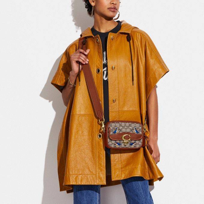 COACH C7764 STUDIO CAMERA BAG 19 IN SIGNATURE TEXTILE JACQUARD WITH CREATURES น้องเล็กใหม่สุดอีกหนึ่ง!! ขนาดเล็กกะทัดรัด มาแบบเลิศๆหรูๆมากแม่ พร้อมเทกเจอร์สุดคิ้วท์!! กระเป๋าสะพายข้างลุคไฮน์ ที่ดีไซน์ออกมาได้ปัง และดูแพงมากๆ ด้วยดีเทลคลาสสิคผสานความเป็นเอ