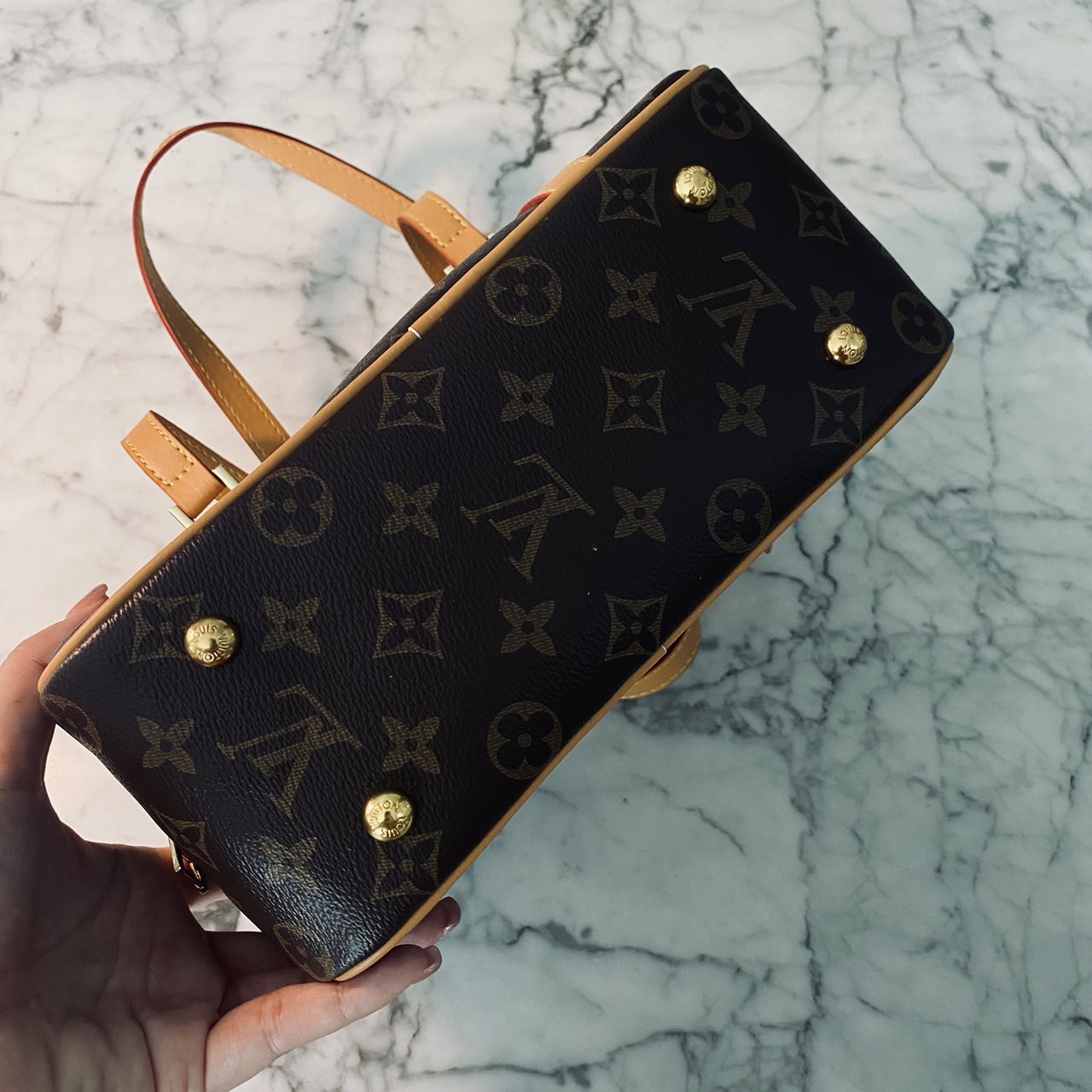 LV Cite Monogram Canvas Handbags หลงรักน้องเข้าแล้วค่า กับกระเป๋าสะพายวินเทจรุ่นยอดนิยม ทรงสะดวกใช้ ดีไซน์สุดคลาสสิค ใช้ได้ทุกวัน ใบจริงสวยน่าใช้มากๆ จัดให้ครบเซ็ท ล็อทนี้ราคาดีมาก สวยเกินราคา ตรงปก พร้อมเสิร์ฟความสวยให้ถึงบ้านไปเลยจ้า