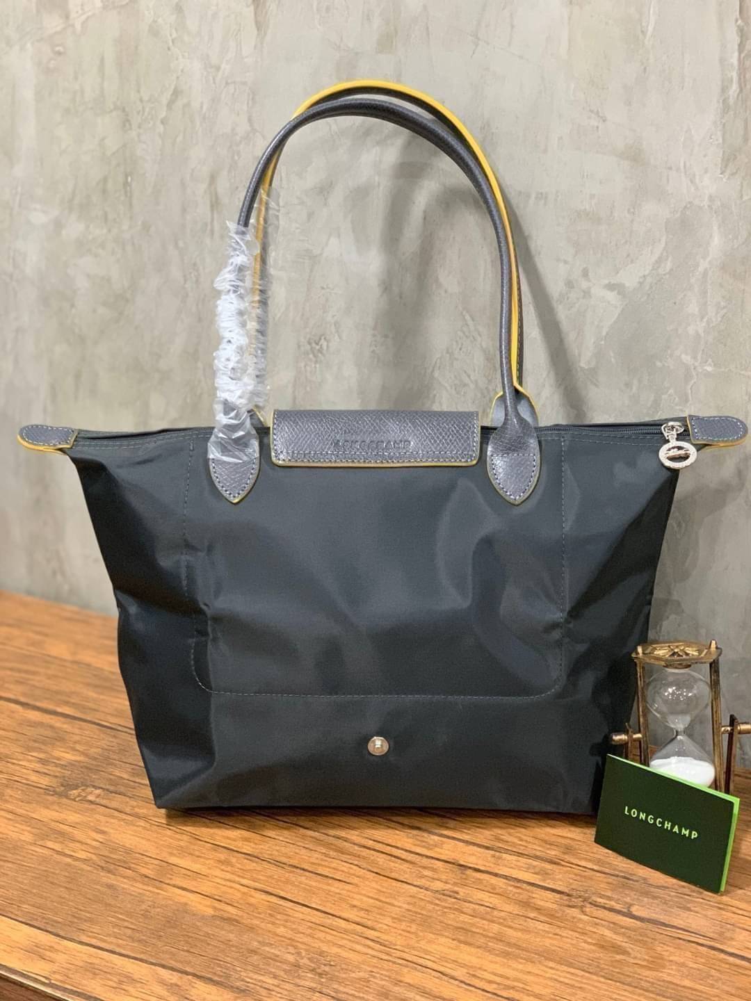 Longchamp LE PLIAGE Club (พร้อมส่ง 8 สี) TOTE BAG S กระเป๋ารุ่นยอดนิยม ที่สาวๆ ต้องมีไว้เก็บไว้สักใบ ด้วยตัวน้ำหนักกระเป๋า Longchamp เบาแสนเบา แต่จุของได้เยอะมาก สำหรับลุคทางการกึ่งลำลอง แฝงความสบาย ยามเดินทาง จุดเด่นอย่างหนึ่งของ กระเป๋าก็คือ สามาถพับเก็