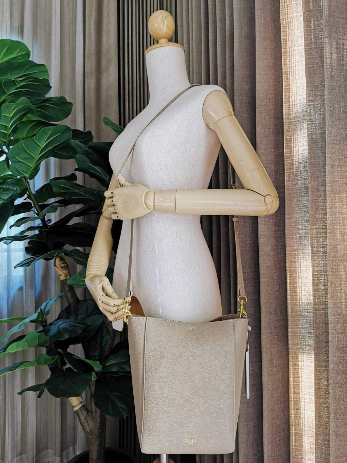 ซื้อ1ได้ถึง2! CELINE TRIOMPHE BUCKET BAG VIP GIFT WITH PURCHASE (GWP) พรีเมี่ยมกิ๊ฟ Limited Edition จาก CELINE PERFUME DUTY FREE COUNTER วัสดุหนังแท้ CALFSKIN ดีไซน์ทรง Bucket ขนาดกำลังดี มาพร้อมใบเล็กด้านในแยกใช้ได้ น้ำหนักเบา ภายในกว้างใส่ของใช้ได้เยอะพ