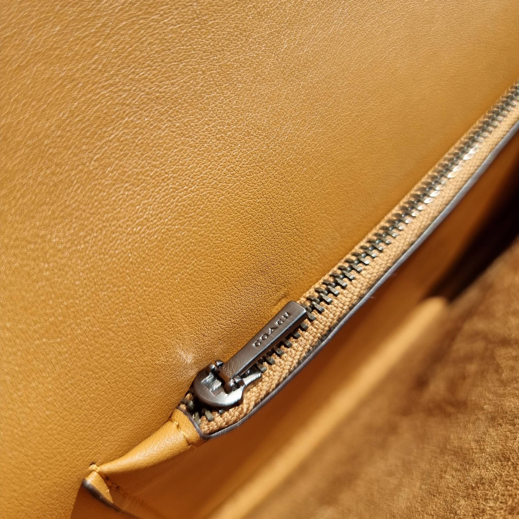 OUTLET 】COACH 88343 CAMILLE CROSSBODY WITH HORSE AND CARRIAGE PRINT AND ARCHIVE PATCH คอลเลคชั่นหายาก ที่สาวๆตั้งตารอ!! ด้วยดีไซน์ลุคผู้ดี ตกแต่งลวดลายออกมาดูโดดเด่น กับกระเป๋าสะพายที่ปรับใช้ได้หลายหลายสไตล์ สะพายไหล่สายคู่ สะพายข้างสายเดี่ยว หรือจะเอาสาย