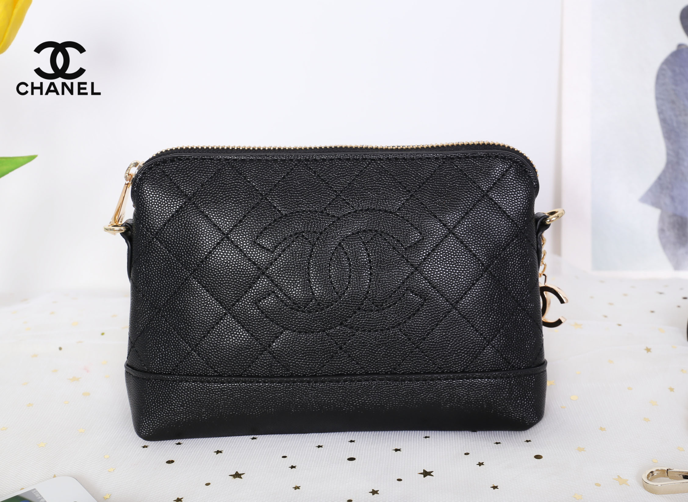 CHANEL Caviar Wristlet Crossbody Bag / Chanel Shoulder Bag With Chain กระเป๋าหนังลายเวียร์ปั๊มโลโก้แบรนด์ด้านหน้าสวยหรูดูแพง มาพร้อมจี้โลโก้แบรนด์ห้อยสีทองเก๋ๆน่ารัก