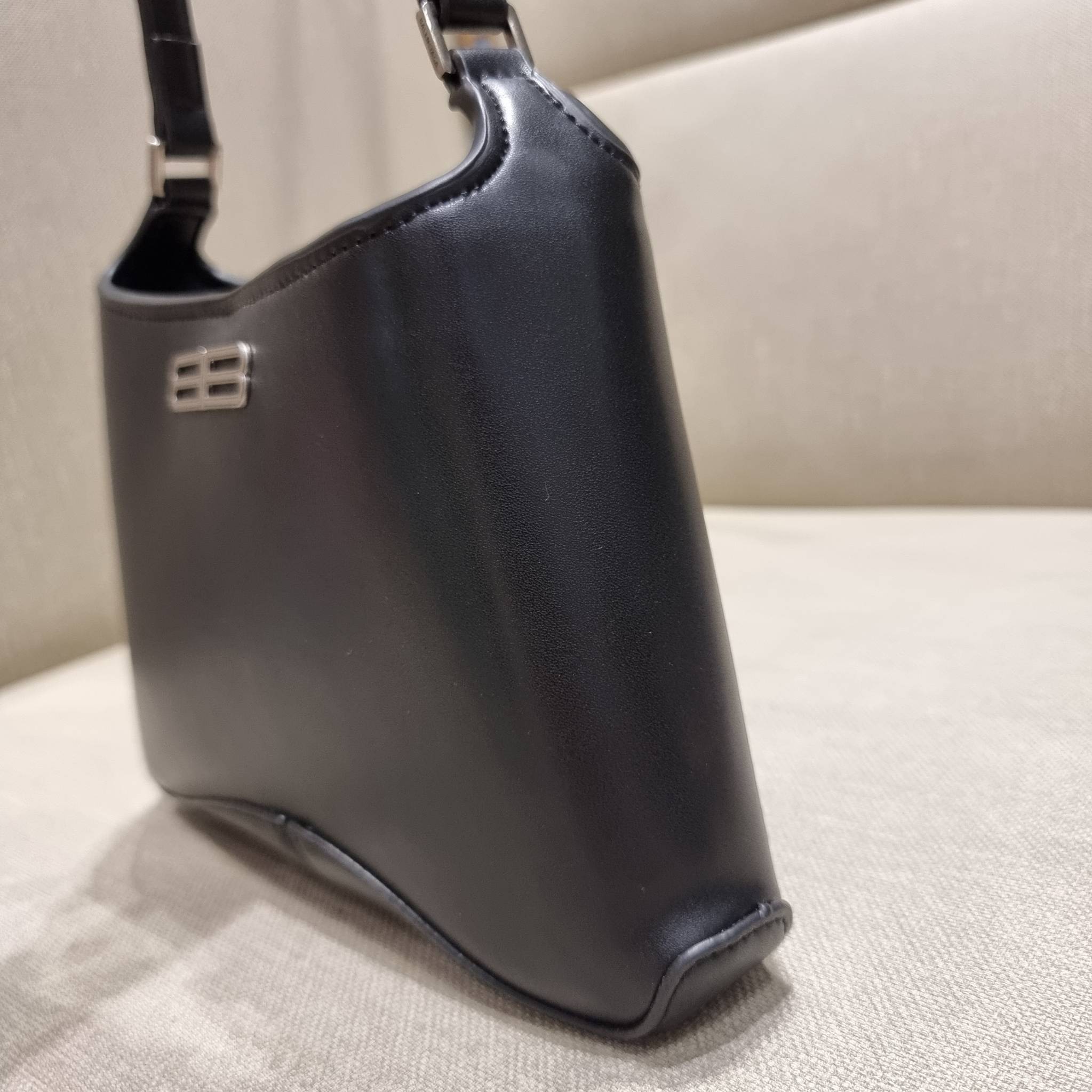 Balenciaga XX small leather shoulder bag กระเป๋าสะพายดีไซน์สวยเลิศ!! ไม่ซ้ำ เอกลักษณ์ที่โดดเด่นด้วยรูปทรง และขนาดที่กำลังเหมาะใช้งาน พร้อมดีไปหมด!! วัสดุสังเคราห์เรียบหรู ปากกระเป๋ามีแถบแม่เหล็กคาดกันของหล่นได้ ภายในกระเป๋าเป็นช่องโล่ง มีช่องซิป และช่องย่