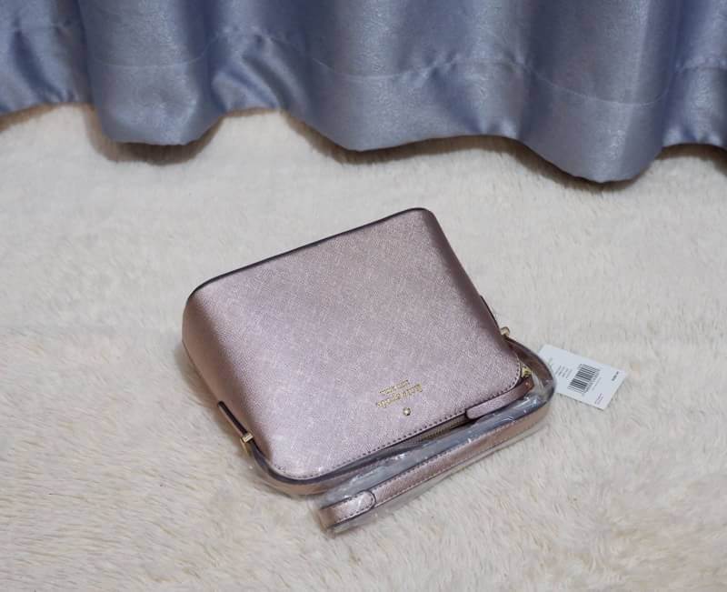 KATE SPADE CEDAR STREET MANDY แบรนด์ดังจากอเมริกาสุดฮิต กระเป๋าขนาดน่ารัก สะพายข้าง หนัง saffiano ภายในลายสวยเก๋สีทองเรียบหรู ทรงแข็งอยู่ทรง MUST HAVE!!