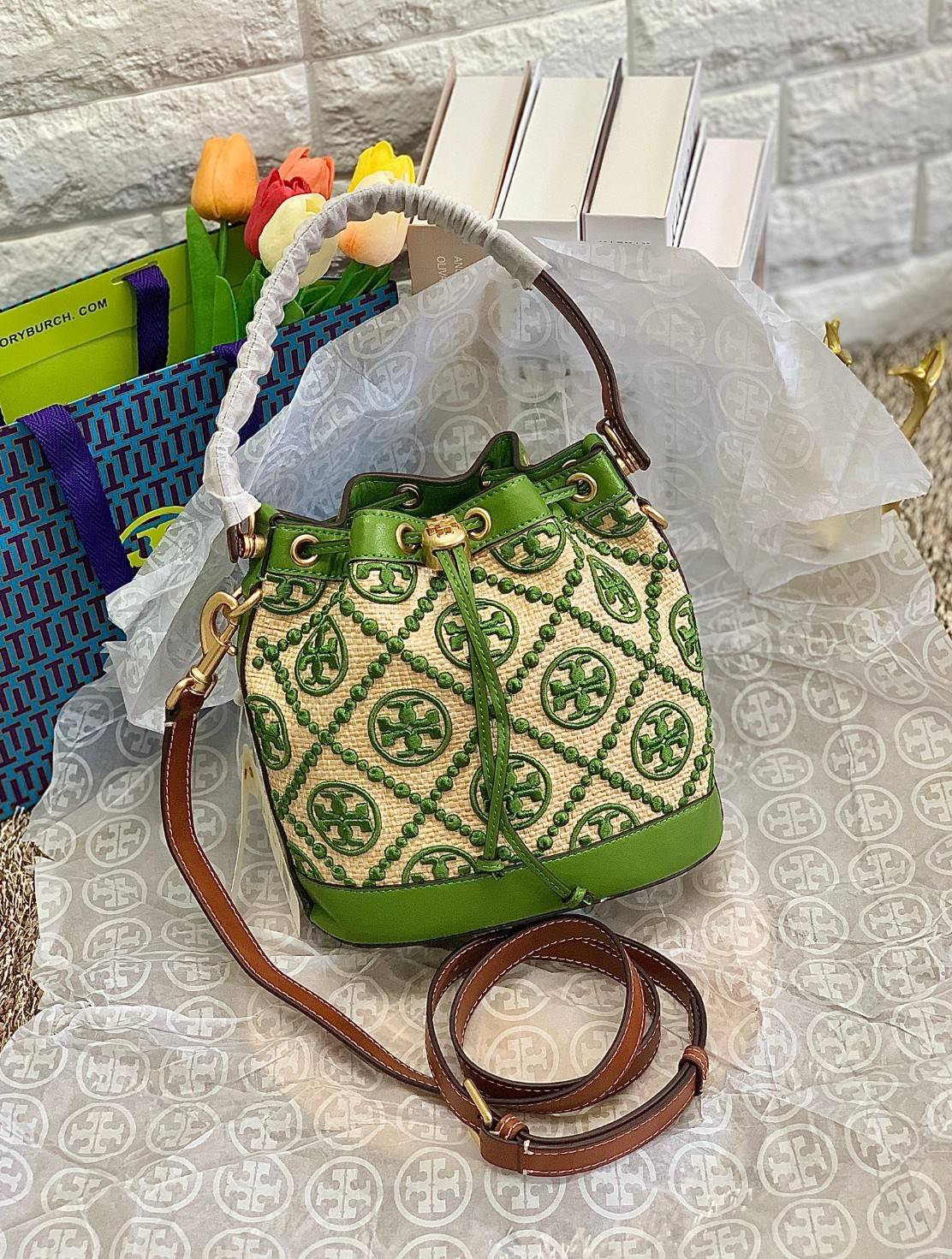 TORY BURCH T MONOGRAM STRAW BUCKET BAG NATURAL/SHISO 🌿สวยงามสะดุดตามากๆค่ะ จัดหนักกันไปเลยจ้า กับรุ่นที่สาวๆรอคอย พร้อมเสิร์ฟความสวยให้ถึงบ้านแล้วน้า กระเป๋าบัคเก็ตทรงยอดนิยม ดีไซน์ใหม่ล่าสุด ยูนีคไม่เหมือนใคร ลายสานเต็มใบพร้อมปักโลโก้เอกลักษณ์สีเ