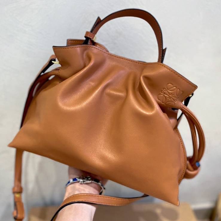 LOEWE Flamenco Clutch Bag / LOEWE CROSSBODY BAG กระเป๋าหนังทรงขนมจีบ อะไหล่ทอง วัสดุหนังอย่างดี