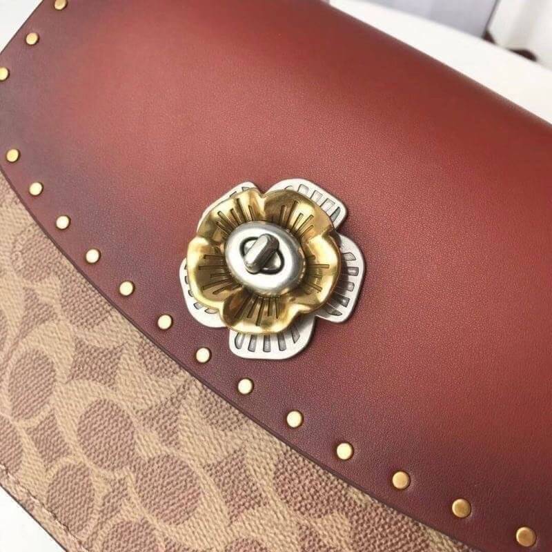 Coach Parker Top Handle In Signature Canvas With Rivet สินค้าใหม่ทรงน่ารัก ใช้แล้วดูแพงมากกก มีช่องใส่ขนาดกว้าง ใส่ของได้จำนวนมาก แถมยังสามารถถือเก๋ๆ แบบคุณนาย หรือสะพายเป็น crossbody ก็ได้ โดดเด่นด้วยลายsignature coach ใครยังไม่มีห้ามพลาดดดเลยนะ ของสวยจร