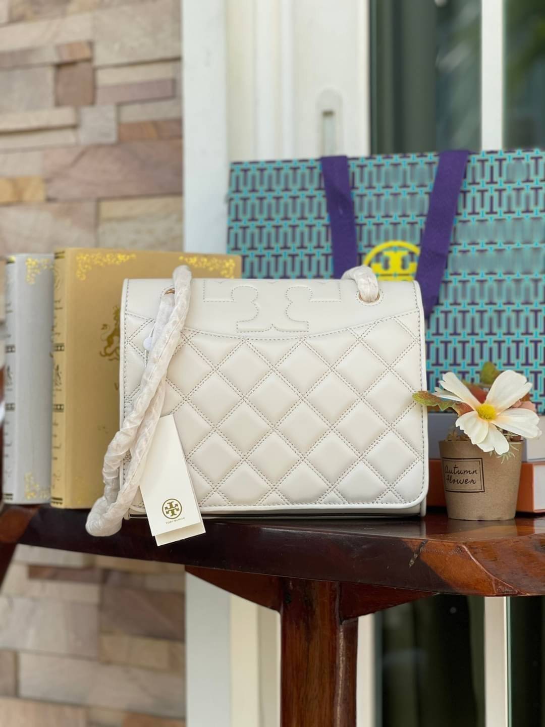 Tory Burch Savannah Convertible Shoulder Bag สาว ๆ ลุคสาวๆไม่ควรพลาด Collection นี้เลยนะคะ เป็นรุ่นที่ตอบโจทย์และครองใจสาว ๆ ได้อย่างแท้จริง เนื่องจากมีดีไซน์เรียบหรู โดยทางแบรนด์ได้ใช้เทคนิคการเย็บบนหนังเป็นลายเส้น (Chevron) ทำให้กระเป๋าดูมีราคามากยิ่งขึ