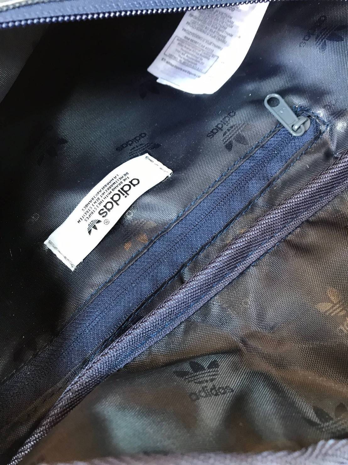 Adidas Originals 3D Mini Airline (ISSEY MIYAKE Style Shoulder Bag) กระเป๋าสะพายสไตล์สปอร์ตแบบคาดเอวคาดอกรุ่นใหม่ดีไซน์สุดฮิตสไตล์ ISSEY MIYAKE ใช้ได้ทั้งชายและหญิง ขนาดกำลังดี น้ำหนักเบา ด้านหน้าประดับโลโก้แบรนด์ เปิดปิดด้วยซิปสะดวกใช้อะไหล่ปั้มแบรนด์สวยด