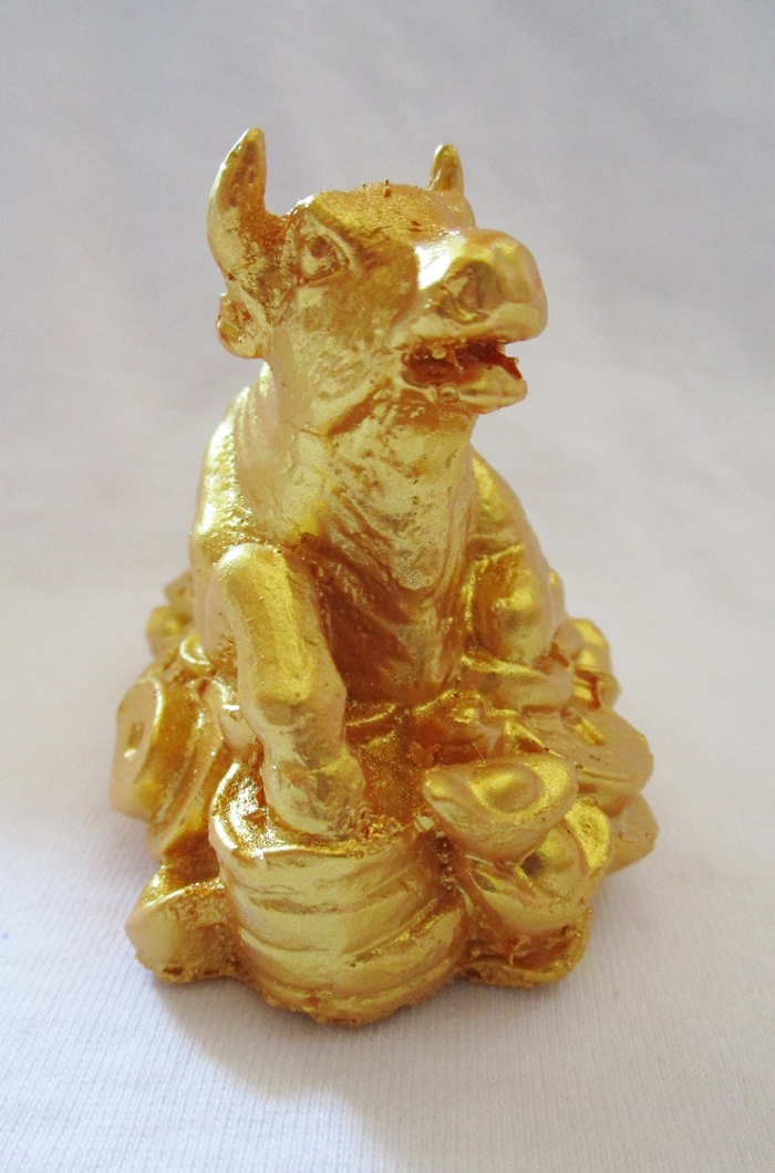 สินค้าหมดค่ะ วัวสีทองบนกองเงินกองทองแบบตั้งโต๊ะ เสริมดวงปีมะเส็ง ปี2561 นำความเป็นสิริมงคลแก่ท่านค่ะ