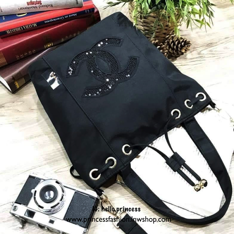 Chanel Beaute Black Sequin Dreawstring Shopping Bag VIP GIFT Limited Edition ของแท้ จากเคาน์เตอร์เครื่องสำอางค์ Chanel ดีไซน์น่ารักขนาดกำลังดี น้ำหนักเบา ด้านหน้า ประดับโลโก้แบรนด์สุดคลาสสิค เปิดปิดแบบเชือกรูด Drawstring พร้อมกระดุมแม่เหล็ก ซับใน Polyeste