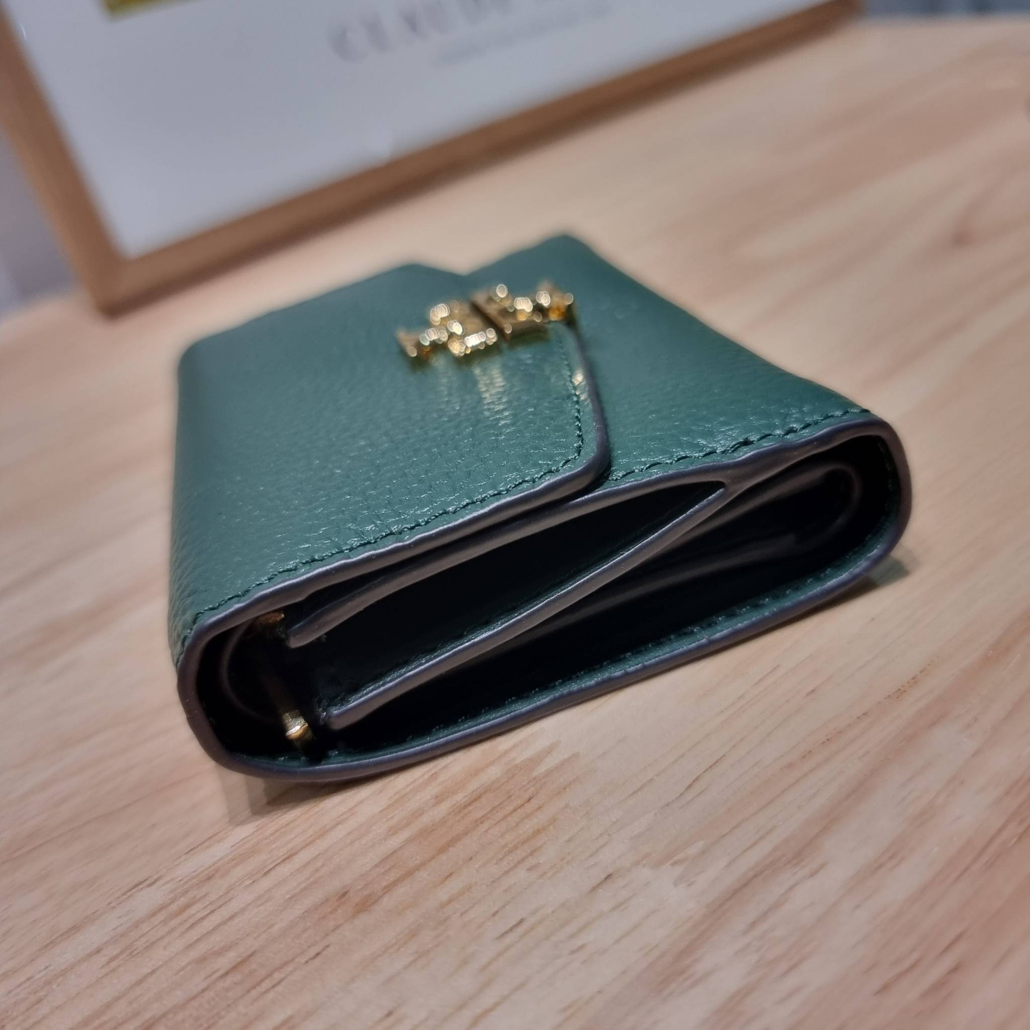 TORY BURCH KIRA MIXED MATERIALS MEDIUM FLAP WALLET กระเป๋าสตางค์ใบกลาง รุ่นยอดนิยม ดูหรูหรา ดูแพง ดีไซน์คลาสสิค ขนาดกำลังพอเหมาะ