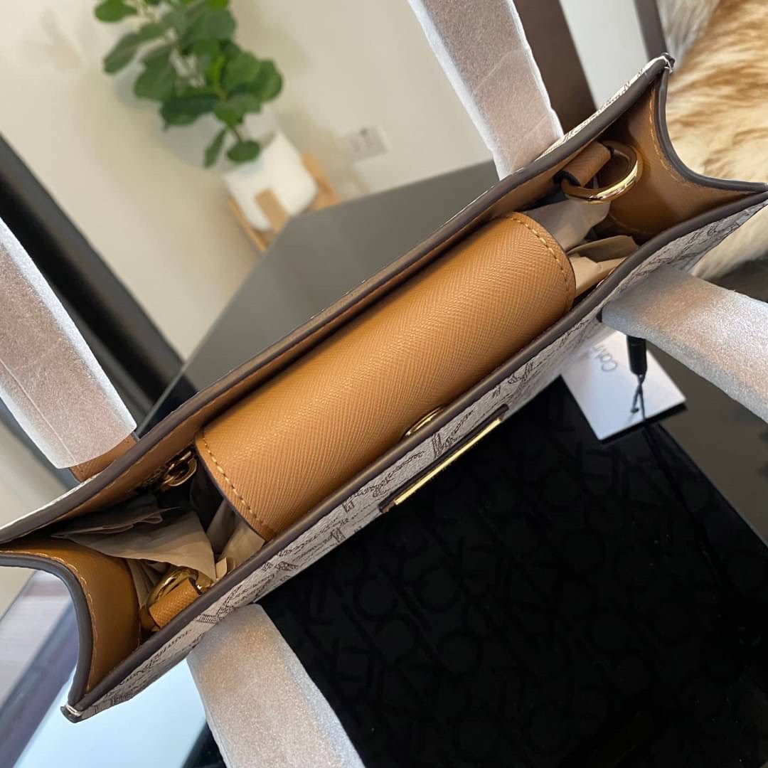 CALVIN KLEIN JEANS crossbody bag กระเป๋าถือหรือสะพาย ลายซิกเนเจอร์แบรนด์ทั้งใบ มีหูจับสำหรับถือ เปิด-ปิดกระเป๋าด้วยกระดุมแม่เหล็ก ด้านในโล่งกว้างมีช่องเล็กและช่องซิปสำหรับใส่ของจุกจิก ซับในลายแบรนด์อย่างดี มาพร้อมสายสะพายยาวปรับระดับได้ สามารถใช้ได้หลากหล