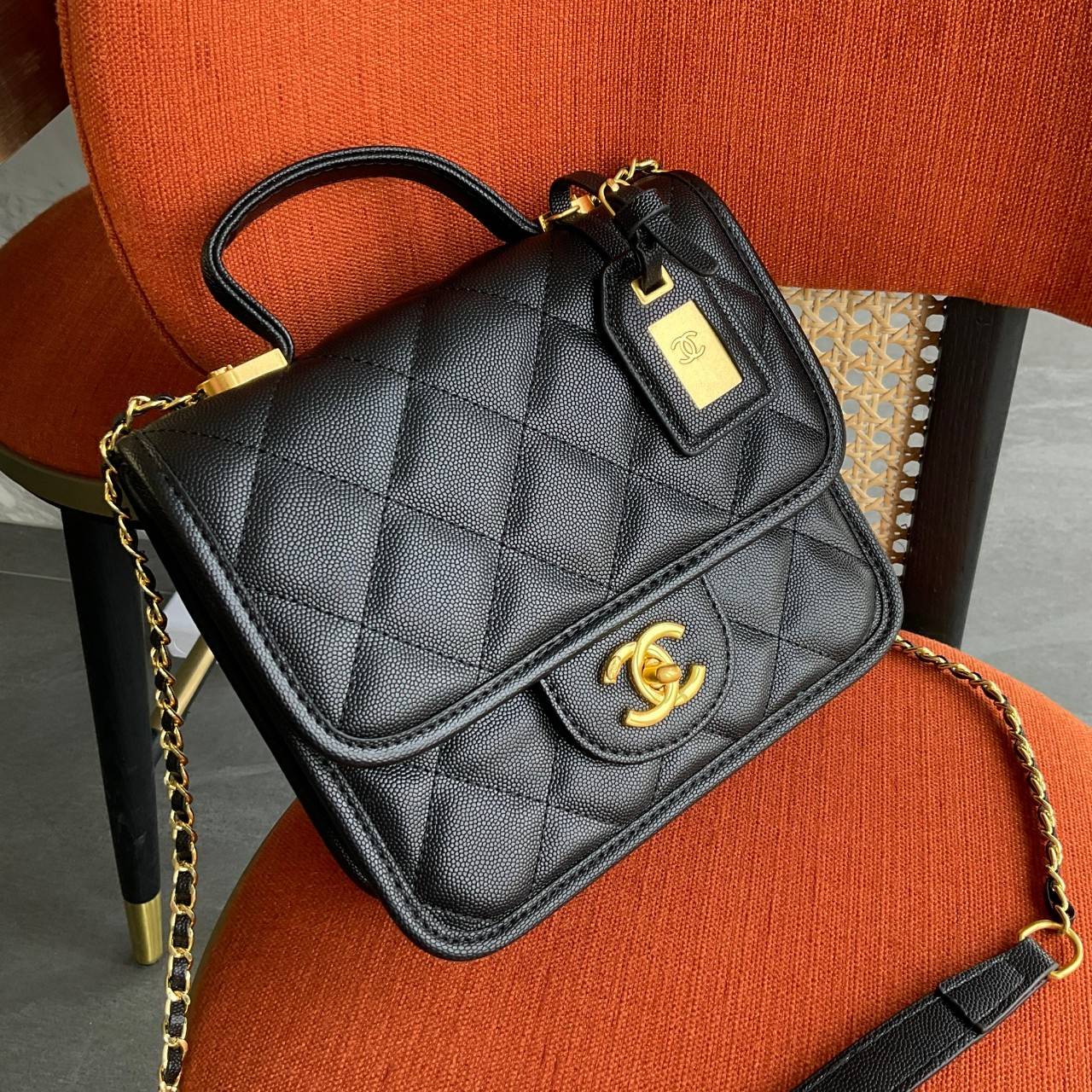 Chanel Handle Flap bag / Chanel Caviar Quilted Sweet handle Flap bag กระเป๋าทรงสะพายข้าง ที่กำลังมาแรงมาในตอนนี้ ตัวกระเป๋าเป็นหนังลายคาเวียร์สวยหรูมาก
