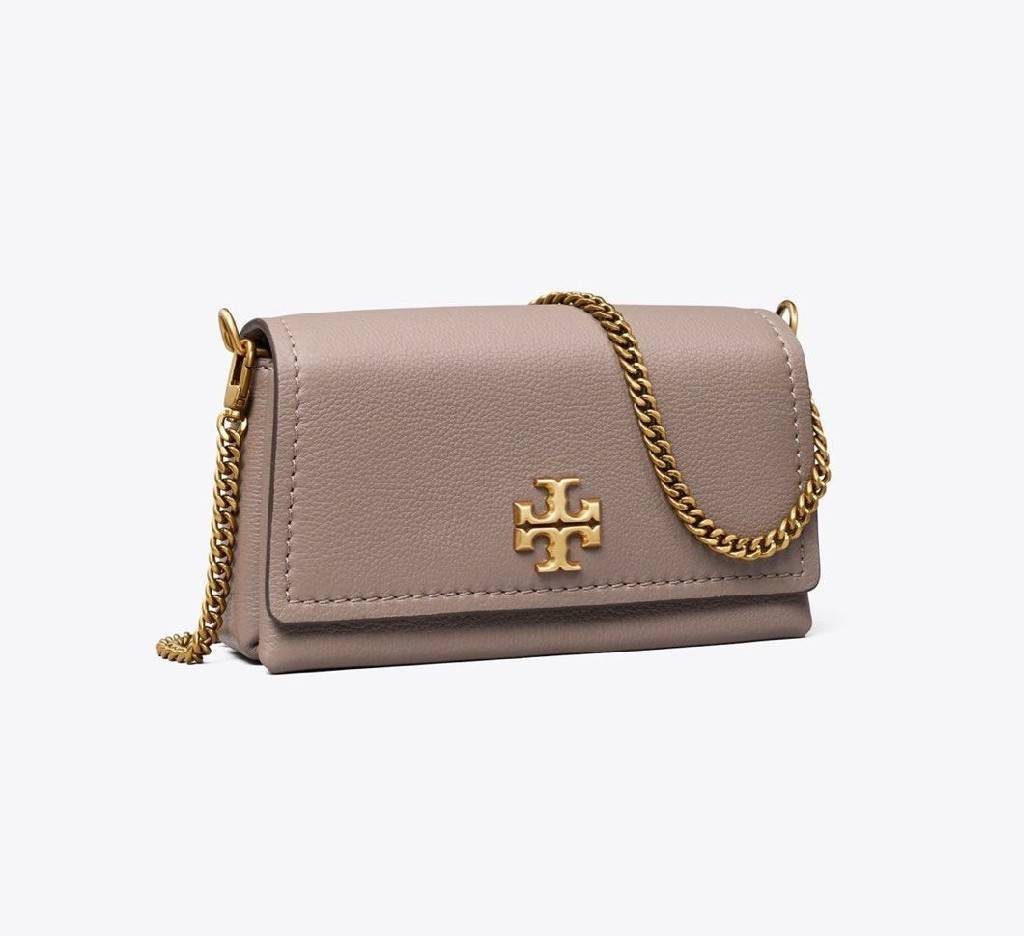 TORY BURCH LIMITED-EDITION MINI BAG รุ่นลิมิเต็ด ที่ sold out ไปแล้วหลายช็อป มีมาให้ช้อปที่นี่! กับกระเป๋าสะพายข้างทรงผู้ดี ไซส์มินิ ที่ผลิตมาในจำนวนจำกัด โดดเด่นด้วยอะไหล่ทองคลาสสิคหรูหรา และสายสะพายโซ่สลับหนัง ทำให้สะพายได้โดยไม่เจ็บไหล่