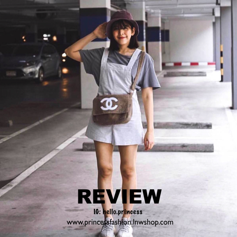 Chanel Beaute Crossbody Bag กระเป๋าสะพาย VIP GIFT ของแท้ จาก Chanel Cosmetic แท้💯 วัสดุขนวูลหนานุ่ม ตัดโลโก้แบรนด์หนังสีขาวสวยโดดเด่น น้ำหนักเบา เปิดปิดด้วยฝาปิดกระดุมแม่เหล็ก ใบใหญ่กำลังดี ใส่ iPad, กระเป๋าสตางค์ใบยาว, และของจุกจิกได้เยอะ มาพร้อม