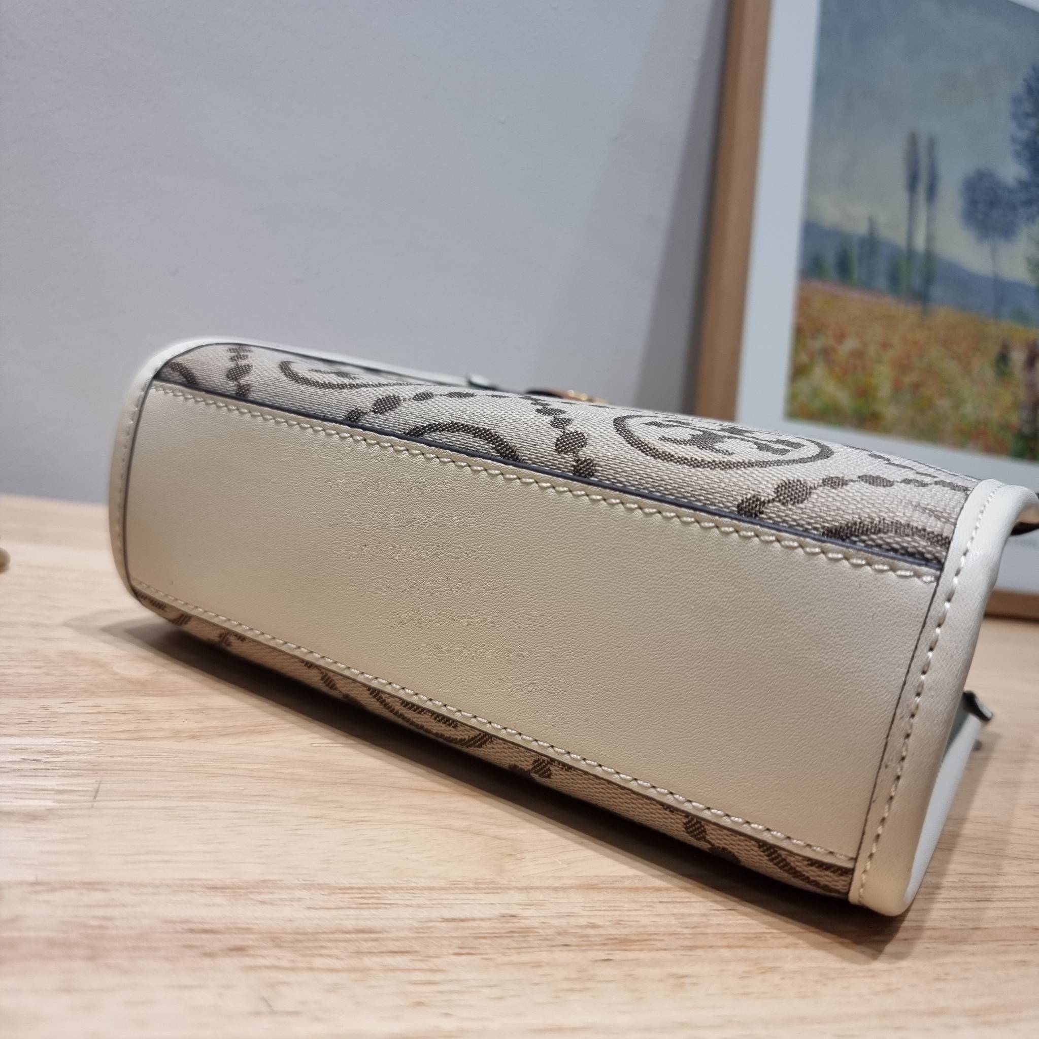 TORY BURCH MINI T MONOGRAM SQUARE TOTE รุ่นใหม่ล่าสุด คิ้วท์กว่าใคร! กับไอเท็มโมโนแกรมสุดฮิต กระเป๋าทรงโท้ทไซส์มินิ น่ารักน่าใช้มากๆ ให้คุณได้เพลิดเพลิน และคล่องตัวมากๆ