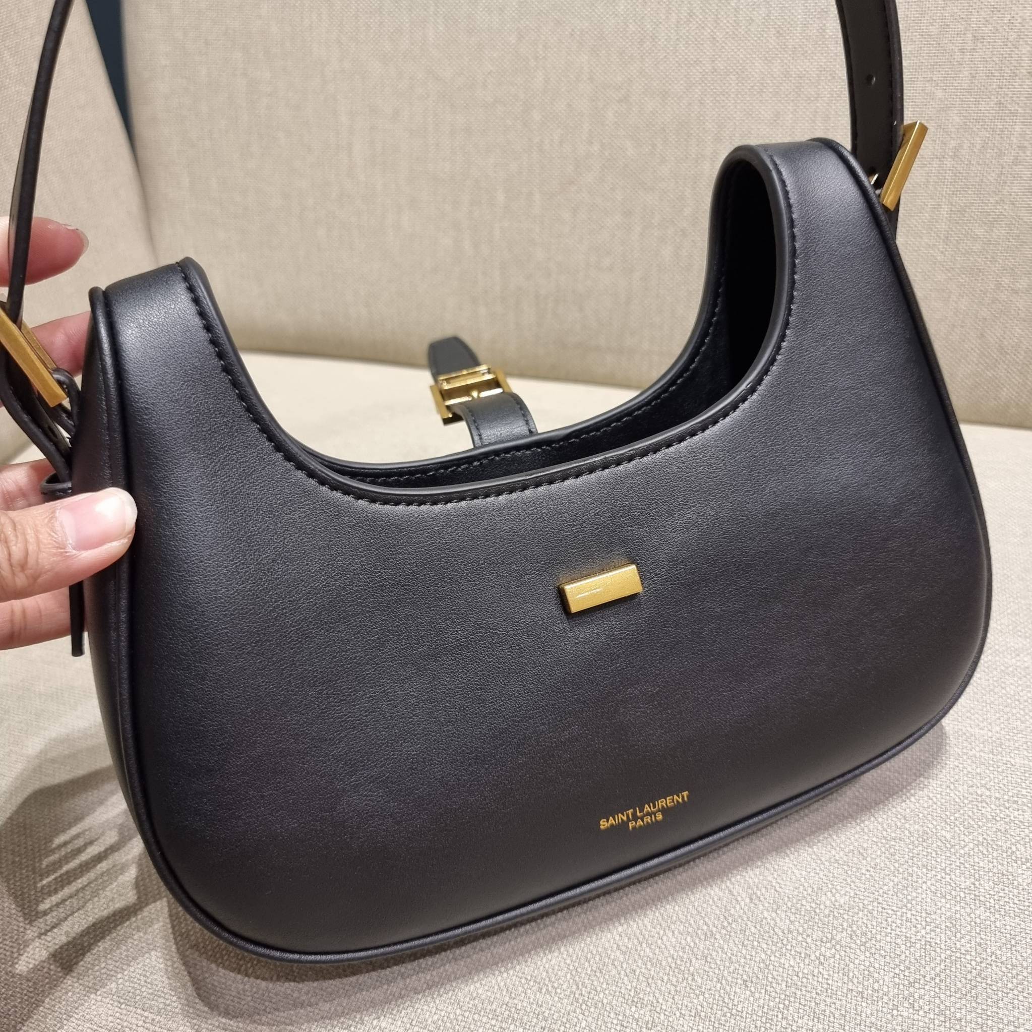 Yves Saint laurent le fermoir hobo bag in shiny leather / YSL hobo bag กระเป๋าสะพายไหล่ ดีเทลหรู สวยครบทุกมุม ตอบโจทย์สาวๆทุกไลฟ์สไตล์ เพราะใช้งานได้ง่ายและสะดวก vip พรีเมี่ยมกิ๊ฟจาก dytyfree วัสดุหนังวัวแท้เต็มใบ สัมผัสดีงามมากๆ น้ำหนักเบา ดูแพงที่สุด ปา