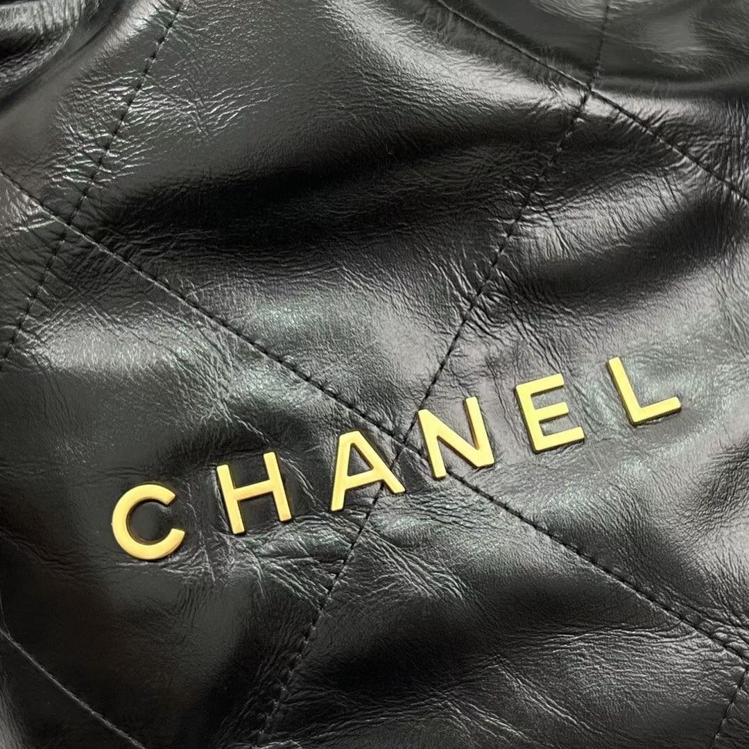 Chanel 22 backpack (small) กระเป๋าสะพายหลัง หนังเคลือบเงาและโลหะสีทองต่อยอดจากรุ่น ss22 ที่ ฮอตข้ามปีเพิ่มขนาดและหูถือยิ่งดูดีไปมากค่ะ