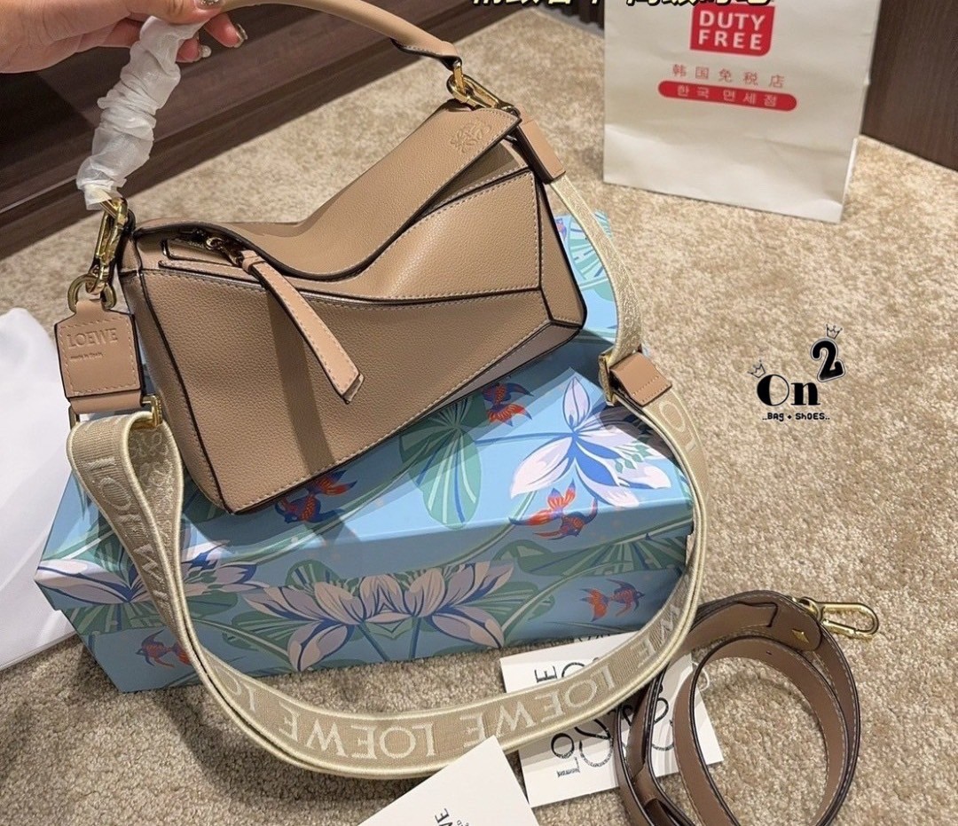 LOEWE Puzzle Bag With Jacquard Strap กระเป๋าสะพายแบรนด์หรู ทรงคล้ายลูกลักบี้ มาพร้อมสายยาวผ้าแจ็คการ์ด สวยงามมากค่ะ