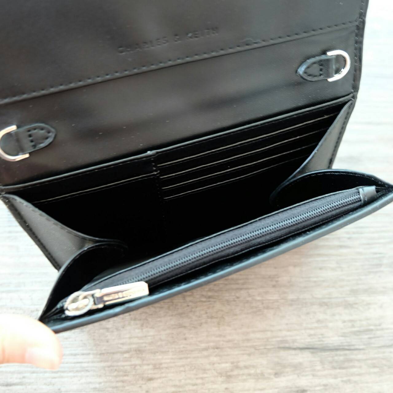 CHARLES&KEITH FRONT FLAP WALLET กระเป๋าสตางค์แบบ cluth คลัช รุ่นชนช็อปเปิดปิดด้วยฝาปิดกระดุมแม่เหล็ก ด้านหน้ามีโลโก้แบรนด์ ภายในมีช่องใส่ของ เยอะค่ะ มีทั้งฝช่องซิป และช่องใส่บัตรหลายช่อง สามารถใส่ธนบัตร มือถือ เหรียญและบัตรได้เยอะ มีกระดุมปรับขยายทรง มาพร