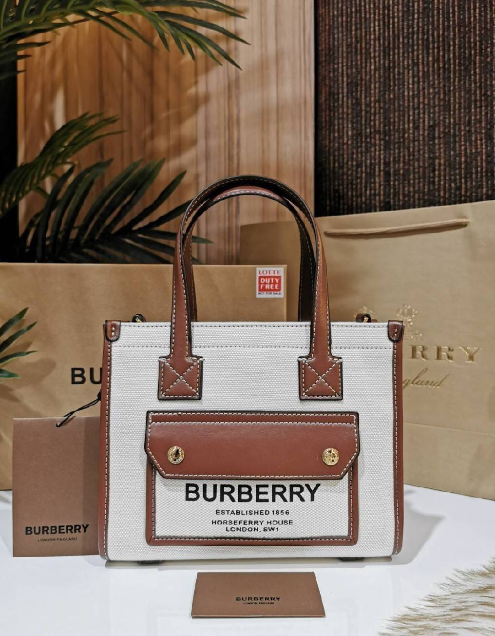 BURBERRY FRAGRANCES CROSSBODY BAG VIP GIFT WITH PURCHASE (GWP) พรีเมี่ยมกิ๊ฟ Limited Edition จาก BURBERRY PERFUME วัสดุ Canvas & Leather ทรงเหลี่ยม TwoTone ดีไซน์สวยอยู่ทรง ด้านหน้ามีช่องใส่ของ ภายในโล่งกว้าง สามารถใส่กระเป๋าสตางค์ยาว มือถือ ของใช้ได้เยอะ