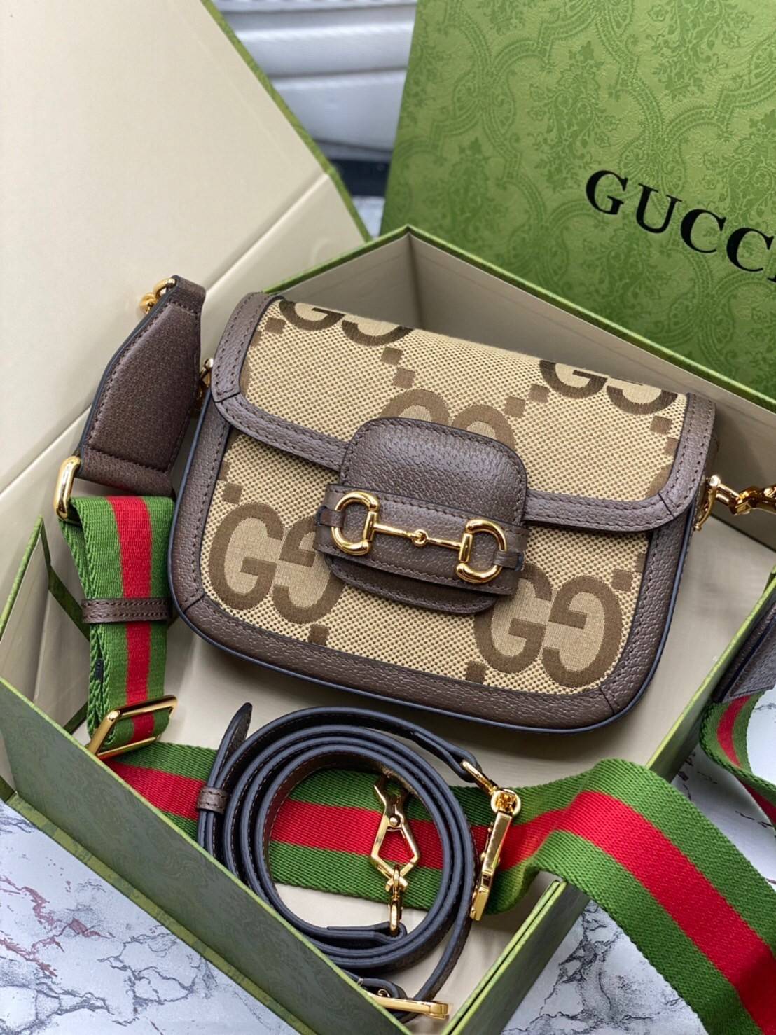 หนังแท้ 】Gucci Horsebit 1955 jumbo GG mini bag 20cm พร้อมส่งที่ไทย เกรดออริจินอล ลายใหม่ Jumbo Double G กระเป๋าสะพายขนาดมินิ โดดเด่นด้วยเว็บเฮาส์สีเขียวและสีแดงอันเป็นเอกลักษณ์ ซึ่งเป็นหัวเข็มขัดแบบร่วมสมัยของกุชชี่จากยุค 70 เสริมการออกแบบแต่ละชิ้นด้วยโลโ
