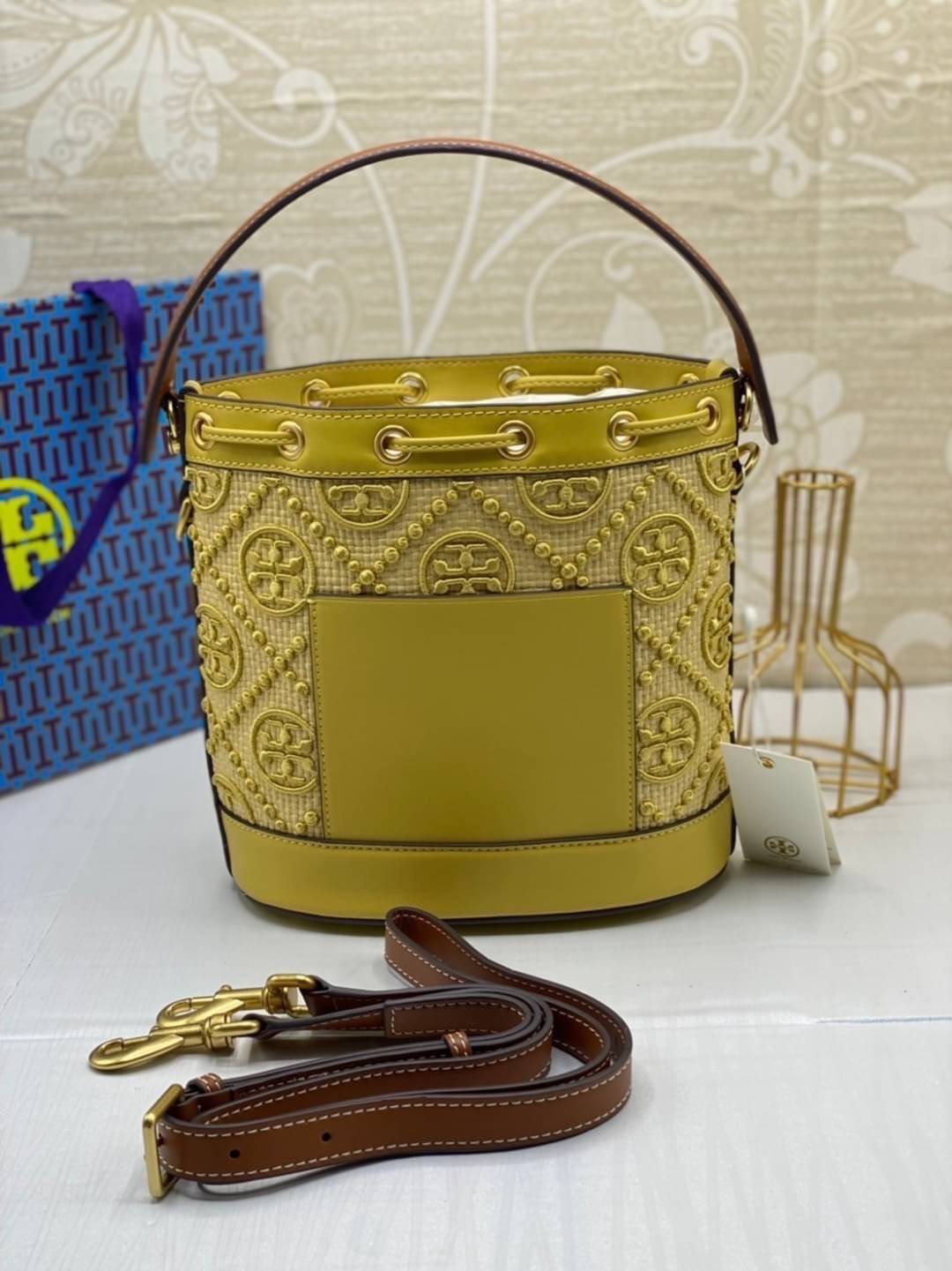 TORY BURCH T Monogram Straw Bucket Bag สีใหม่ โทนเหลืองทอง สวยหรู พร้อมเสิร์ฟความสวยให้ถึงบ้านแล้วน้า กระเป๋าบัคเก็ตทรงยอดนิยม ดีไซน์ใหม่ล่าสุด ยูนีคไม่เหมือนใคร ลายสานเต็มใบ พร้อมปักโลโก้เอกลักษณ์ โดดเด่น งานฝีมือมากๆ
