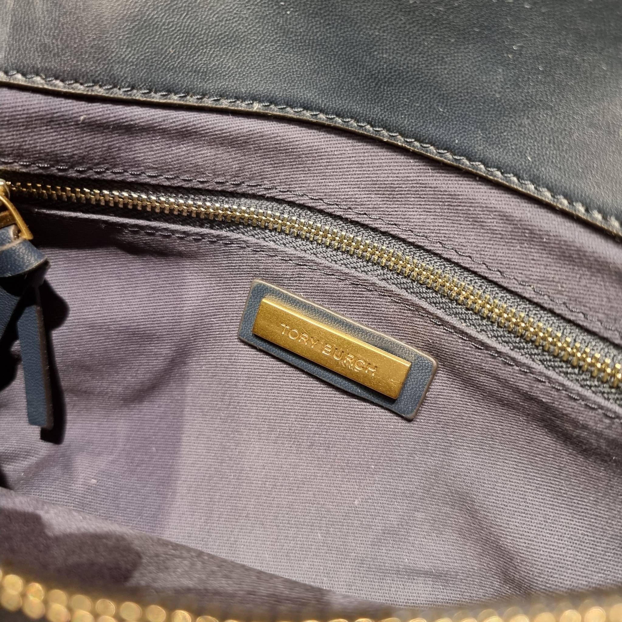 TORY BURCH FLEMING SOFT CONVERTIBLE SHOULDER BAG รุ่นหายากที่สาวๆตามหา มาพร้อมเสิร์ฟความสวยถึงบ้านไปเลยจ้า รอบนี้คัดสีสวยๆมาให้ได้ช้อปกันอย่างจุใจไปเลย กระเป๋าสะพายไหล่ หนังแท้นิ่มเต็มใบ สวยหรูดูแพง เปิด-ปิดด้วยตัวกดล็อคแน่นหนา สายสะพายในตัวปรับใช้ได้ 2 แ