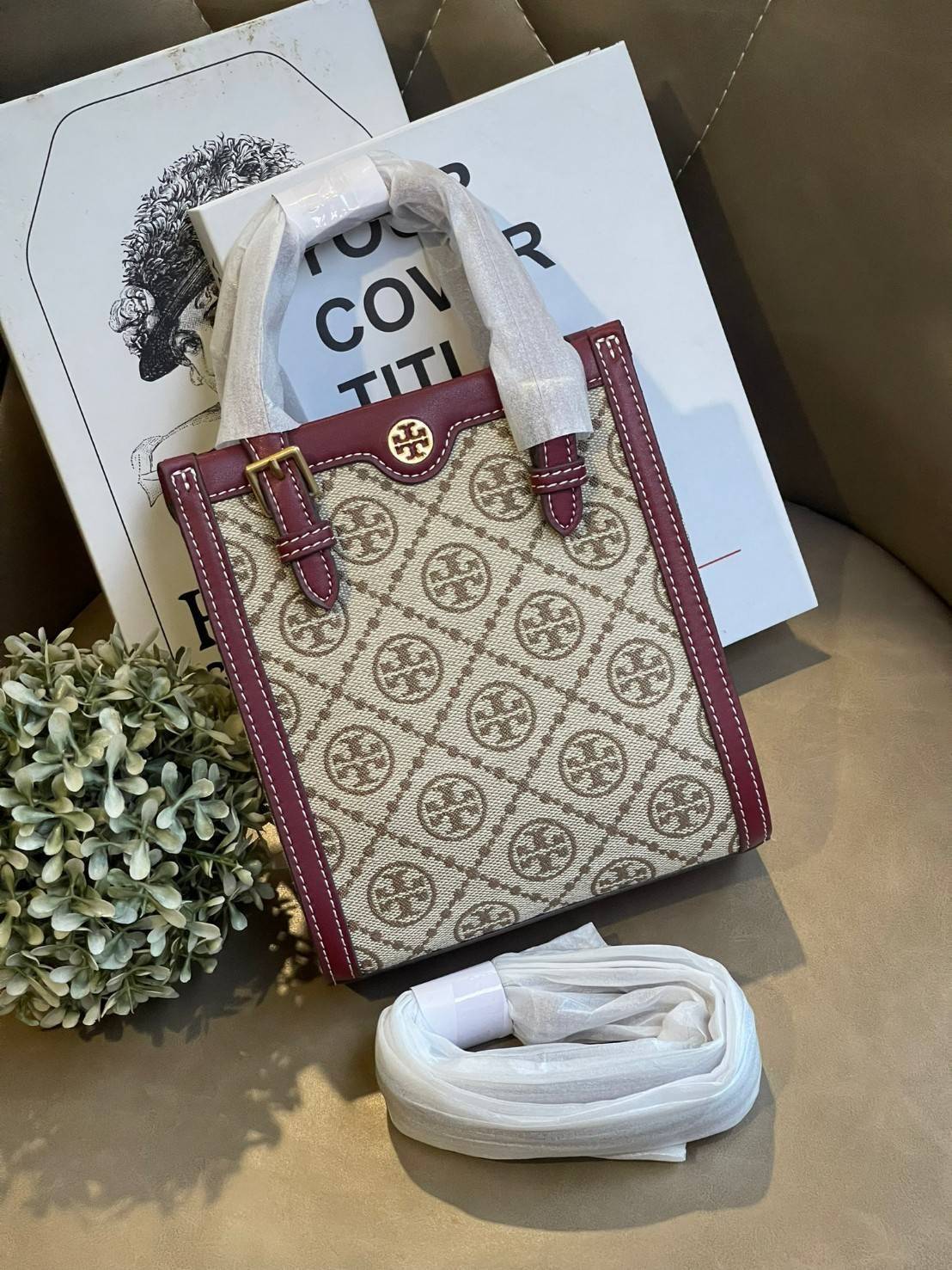 Tory burch t monogram jacquard mini tote ลวดลายT monogram ด้วยโลโก้สุดไอคอนนิคของแบรนด์ โดดเด่นด้วยกราฟฟิคและดีไซน์ ออกมาในหลายรูปแบบหลายคอลเลคชั่น แต่ละคอลเลคชั่นสวยหรูไม่แพ้กัน ทรงมินิโท้ท ขนาดกำลังดี ใช้งานง่าย ก็เป็นอีกหนึ่งรุ่นที่ทันยุคทันสมัยที่สาวๆ