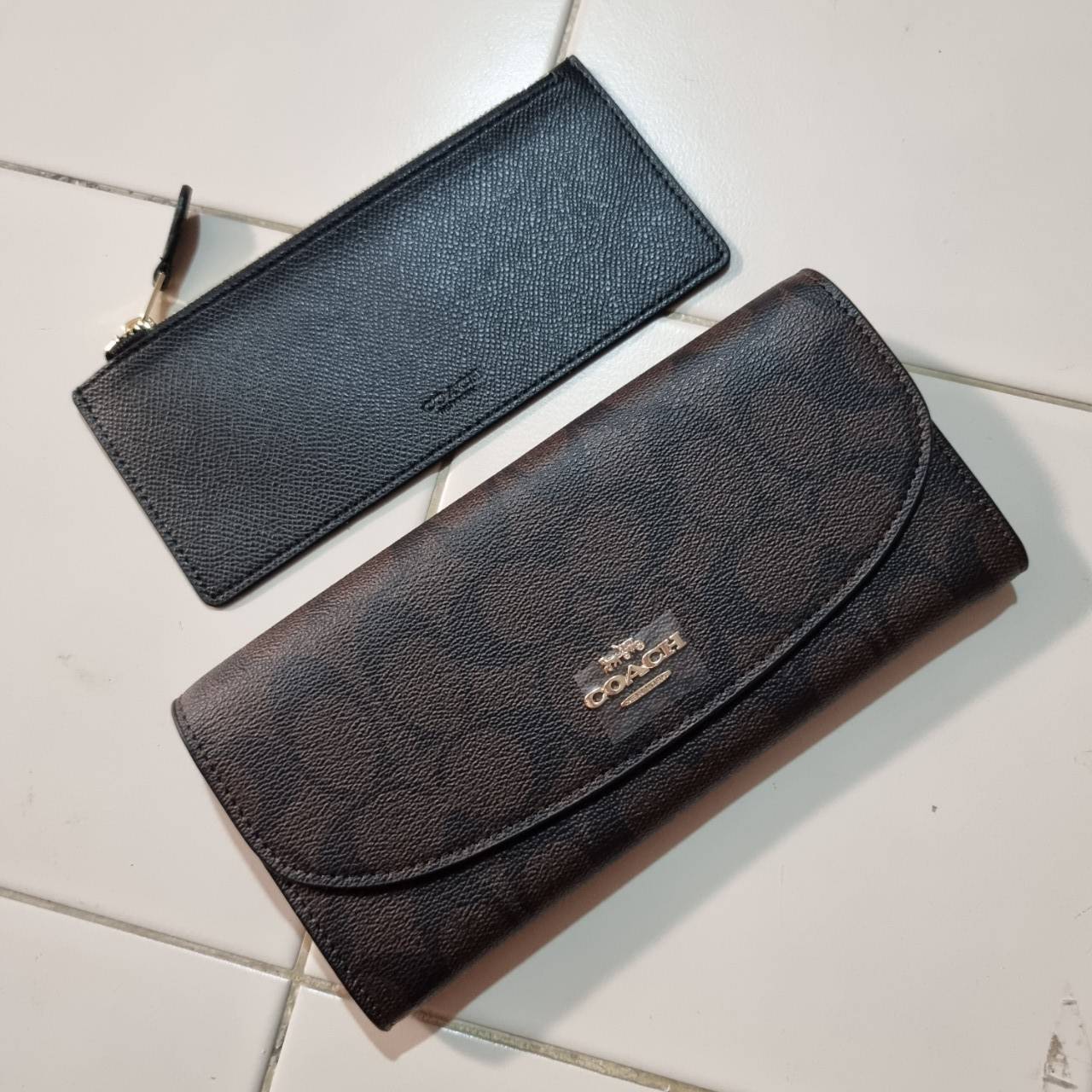 COACH F52601 POP SLIM ENVELOPE WALLET IN SIGNATURE รุ่นขายดี ขายหมด!! รุ่นหายาก!! เติมสต็อคจ้า!! กระเป๋าสตางค์รุ่นฝาพับ ดีไซน์เรียบหรู คลาสสิค ใช้งานง่ายและสะดวกมากๆ ด้วยซองซิปที่เสียบด้านหลัง ถอดแยกออกมาใช้ได้ หรือเอาออก พกกระเป๋าเดี่ยวๆก็ได้ ถือใบนี้ดูไ