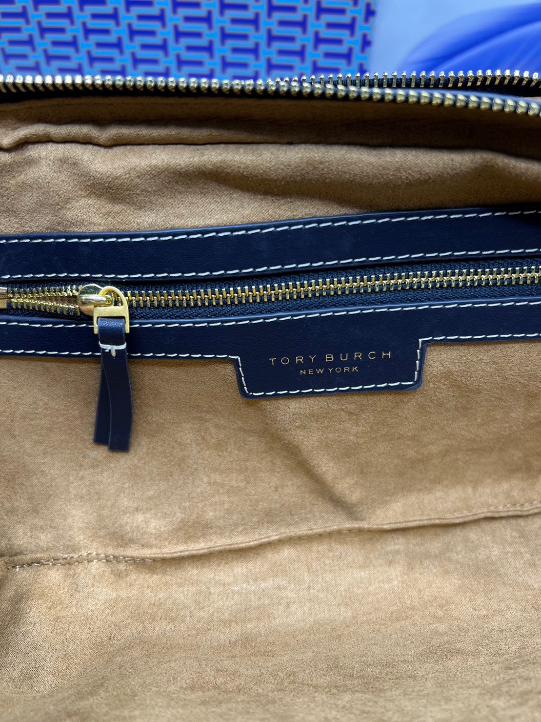 TORY BURCH Small T Monogram Marshmallow Satchel / Tory Burch tote handbag พร้อมส่ง 2 สี ใหม่ล่าสุด กระเป๋าสะพายไหล่ดีไซน์สุดทันสมัย ตัดเย็บสวยงาม ผ้า jacquard ตัดหนัง เปิด-ปิดแบบซิป มีช่องแบ่ง 2 ช่อง มีซิปลับด้านใน ใส่ของได้เยอะมากๆ ค่ะ