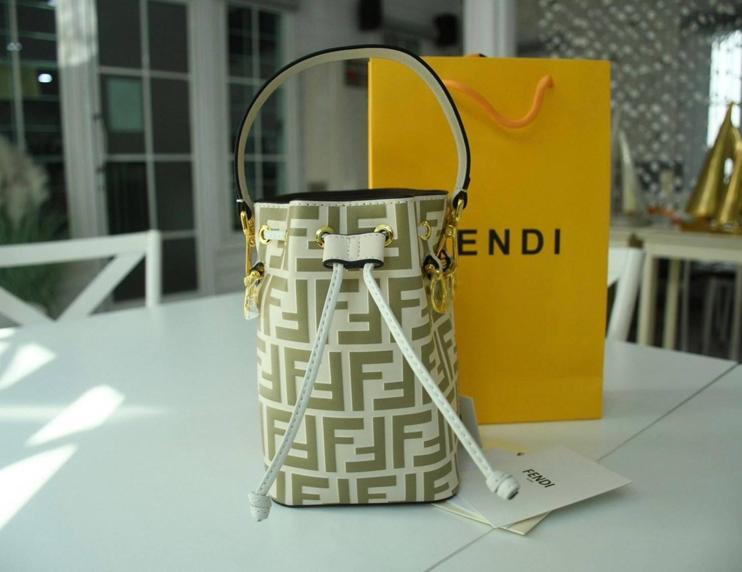 Fendi MonTresor mini Bucket Bag กระเป๋าถือหรือสะพายข้าง วัสดุหนังแท้หนังแข็ง ทรงขนมจีบ ลายแบรนด์ อะไหล่ทองหรูหรา จุของได้เยอะ น้ำหนักเบา ตั้งอยู่ทรง ด้านในโล่ง มี2สาย สายสั้น+ยาว ถอดสายได้ Crossbody ได้ สายยาวปรับระดับได้ คุ้มสุดๆ ใบนี้ไม่ควรพลาดค่ะ ดาราเ