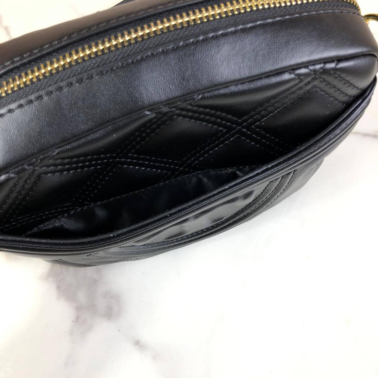 ของแท้ 💯% กระเป๋าสะพาย TORY BURCH ด้านหน้ามีช่องใส่ของ 1 ช่อง ด้านบนเปิด - ปิดกระเป๋าด้วยซิป