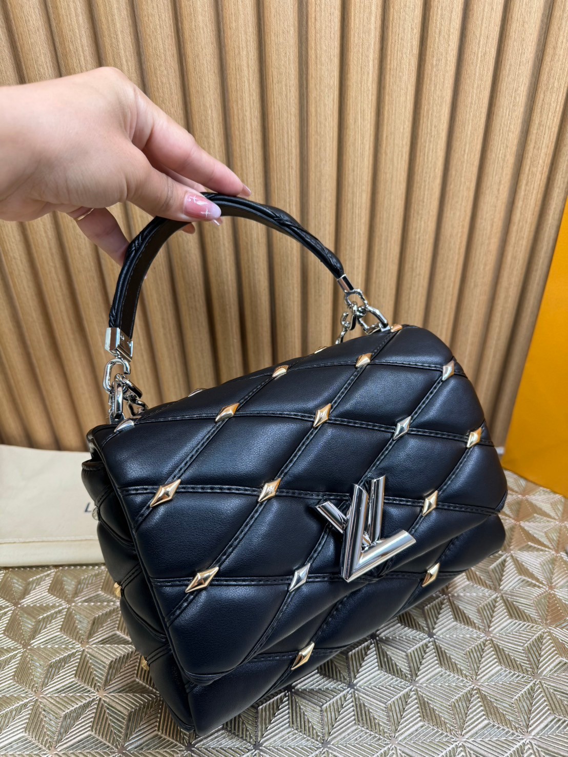 พร้อมส่ง 3 สี LV Twist Bag 24cm / LV GO-14 กระเป๋าหนังบุนวมอันเป็นเอกลักษณ์ของเมซง เกรดออริจินอล 1:1 สลับแท้ ภาพถ่ายจากงานขายจริง