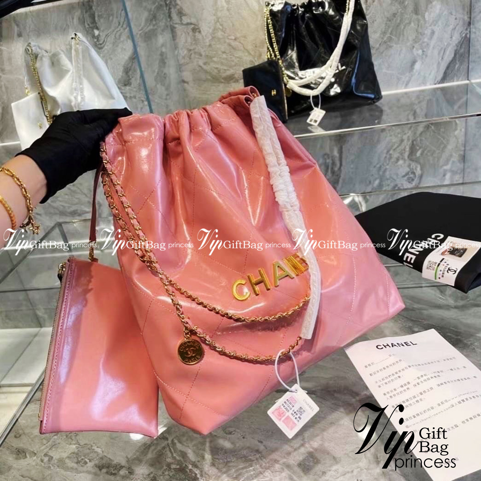 Chanel ss22 Logo CC shopping tote / Chanel 22 handbag มาแรงที่สุดในตอนนี้ก็คือรุ่นนี้เลย ใช้งานง่ายรุ่นนี้สามารถใช้ได้ทั้งผู้หญิงและผู้ชายน้า เกินต้านที่สุดกับไอเท็มนี้ ที่สาวๆหรือใครๆก็ต้องมีแล้ว!! แค่เห็นก็หลงรัก กระเป๋าทรงสวย