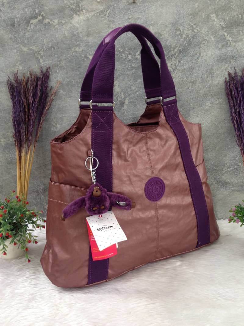 Kipling รุ่น Cicele กระเป๋าสะพายไหล่ใบใหญ่ สวยน่ารัก ตัวกระเป๋าด้านในเป็นช่องโล่งแบบปิดเปิดด้วยซิป มีช่องซิปด้านใน ด้านข้างกระเป๋า มี 2 ช่อง ปิดเปิด ด้วยเทป พร้อมที่ใส่โทรศัพท์ ปากกา และ MP 3 ในส่วนด้านใน และ ด้านข้างกระเป๋า ซ้าย-ขวา เป็นช่องขนาดเล็กสำหรั