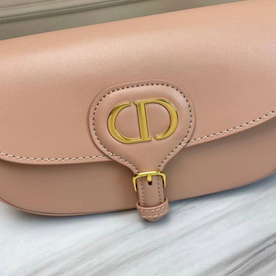 หนังแท้ DIOR BOBBY EAST-WEST BAG พร้อมส่งที่ไทย งานหนังแท้ทั้งใบเกรดออริจินอล ภาพสินค้าถ่ายจากงานขายจริง ใช้งานต่างประเทศได้ รุ่นใหม่ในฤดูกาลนี้ เพิ่มความทันสมัยให้กับซิลลูเอทของ Hobo ผ่านเส้นสายที่สง่างามและสัดส่วนที่กลมกลืนกัน สไตล์หนังลูกวัว โดดเด่นด้ว