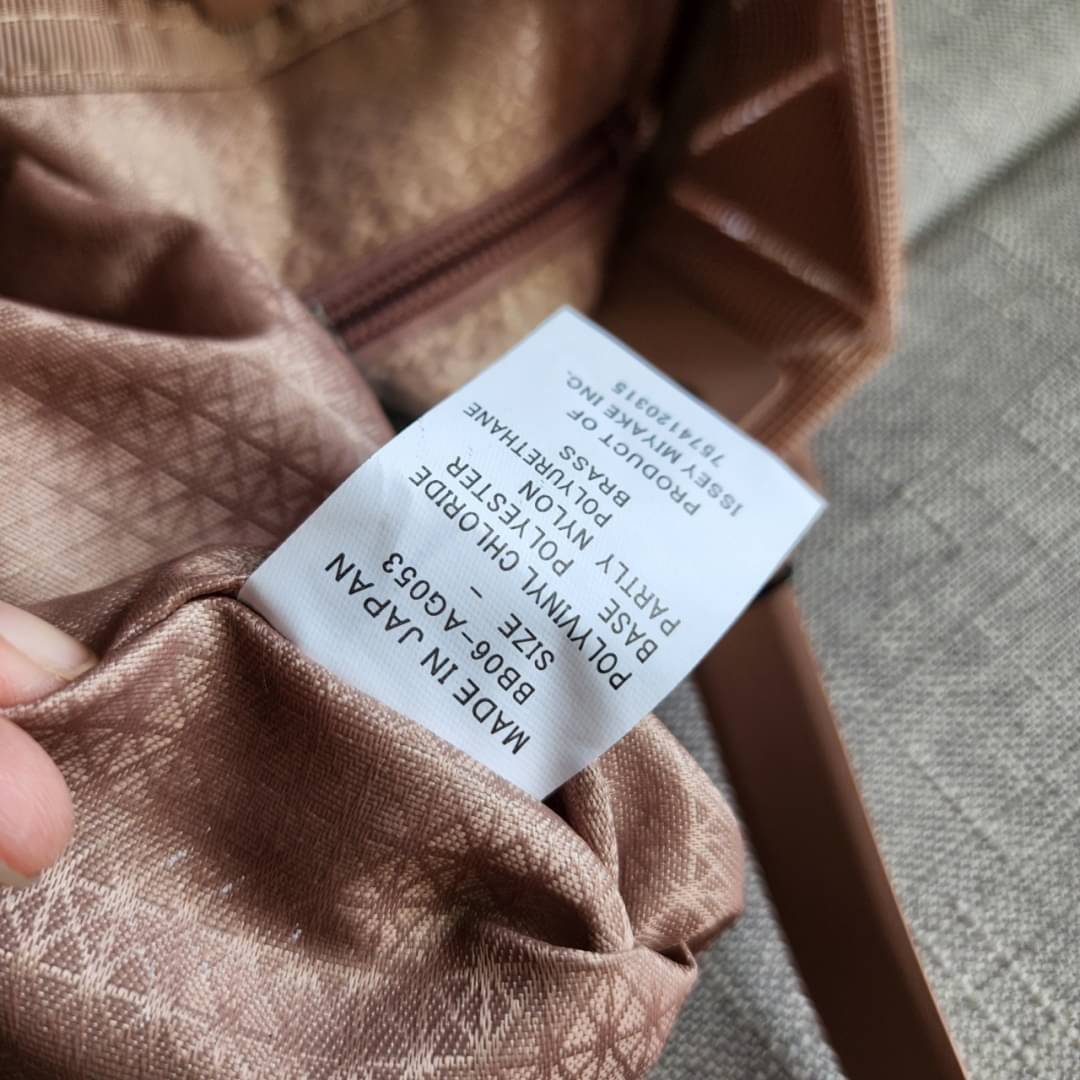 BAO BAO ISSEY MIYAKE LUCENT ONE-TONE กระเป๋า Bao Bao จากแบรนด์ดัง Issey Miyake แบรนด์แฟชั่นจากประเทศญี่ปุ่น ซึ่งมีสินค้ามากมายไม่ว่าจะเป็นเสื้อผ้า นาฬิกา น้ำหอม และที่ขาดไม่ได้นั่นก็คือ กระเป๋า Bao Bao ที่มีความพิเศษในเรื่องของวัสดุและดีไซน์ที่ครองใจสถาปน