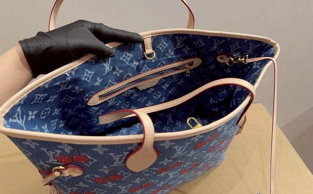 LV Neverfull MM Monogram cherry denim 32cm กระเป๋าสะพายทรงโท้ทช้อปปิ้งใบใหญ่ โดดเด่นมีชีวิตชีวา ด้วยเดนิมวินเทจปักลายเชอร์รี่สีสันสดใสสะดุดตาสะท้อนสไตล์ไอคอนิก