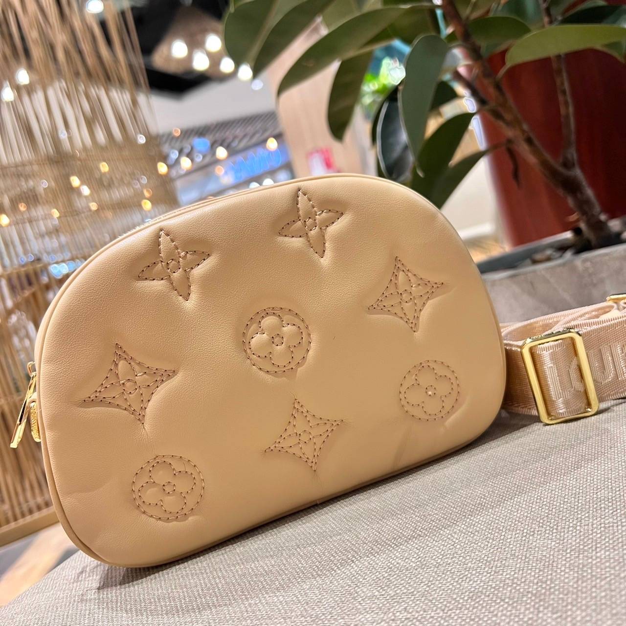 LV EXCLUSIVE VIP COSMETICS BAG ไอเท็มเอ็กซ์คลูซีฟ รุ่นหายาก กระเป๋าใส่เครื่องสำอางค์เอนกประสงค์ ที่นำมาประยุกต์ใช้เป็นกระเป๋าสะพายประจำวันได้ เพราะพิเศษมากแถมสายสะพายมาให้ วัสดุหนังลูกวัวฟอกสี นิ่มมาก เปิด-ปิดด้วยซิป ภายในโล่งกว้าง มีช่องแบ่งสัดส่วนให้ จั