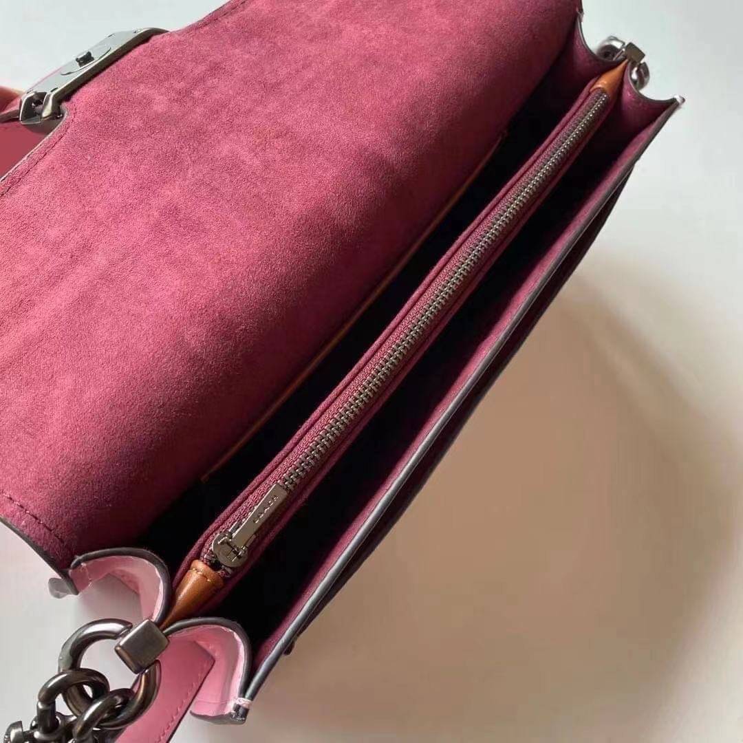 COACH TABBY SHOULDER BAG 26 พร้อมส่งที่ไทยอีกครั้งค่ะ!! กระเป๋าหิ้ว//คล้องไหล่//สะพายข้างได้ สุดคุ้ม! หนังแท้เรียบคลาสสิคเพิ่มความหรูเข้ามาค่ะ ด้านหน้ามีอะไหล่แบรนด์ตัวใหญ่โดดเด่น เปิดปิดกระเป๋าแบบกระดุมแม่เหล็ก ภายในมีช่องหลักใส่ของ2ช่อง;สามารถใส่กระเป๋า