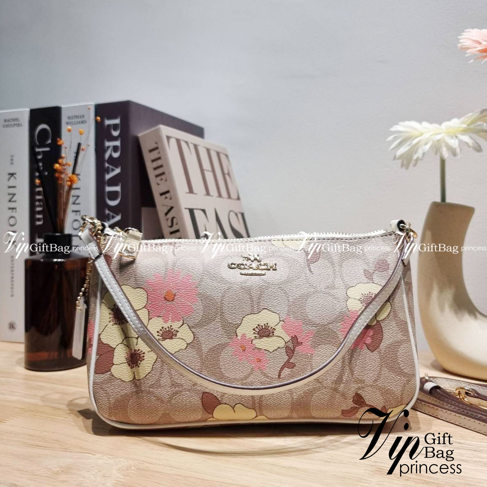 COACH F58321 TOP HANDLE POUCH คอลเลคชั่นสุดฮิต กับดีไซน์ใหม่ น่ารักน่าใช้ทุกแบบ กระเป๋าพอชทรงใช้งานง่าย สะดวก กะทัดรัด วัสดุหนังแคนวาสเคลือบคุณภาพ มาพร้อมสายคล้องในตัว และสายสะพาย crossbody ปรับเปลี่ยนได้ตามสไตล์ อีกหนึ่งไอเท็มที่สาวๆต้องมี ในราคาสุดคุ้ม 