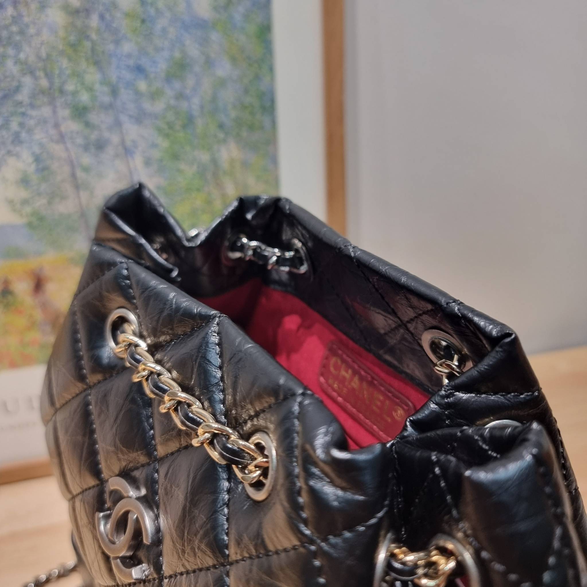 Chanel gabrielle backpack ไอเท็ม best seller กับรุ่นสุดปังในรูปแบบกระเป๋าเป้ ดีไซน์หรูคลาสสิค สายสะพายในตัวรูดปากกระเป๋าเก็บทรงได้ หรือจะรูดด้านหน้ายาวสุด