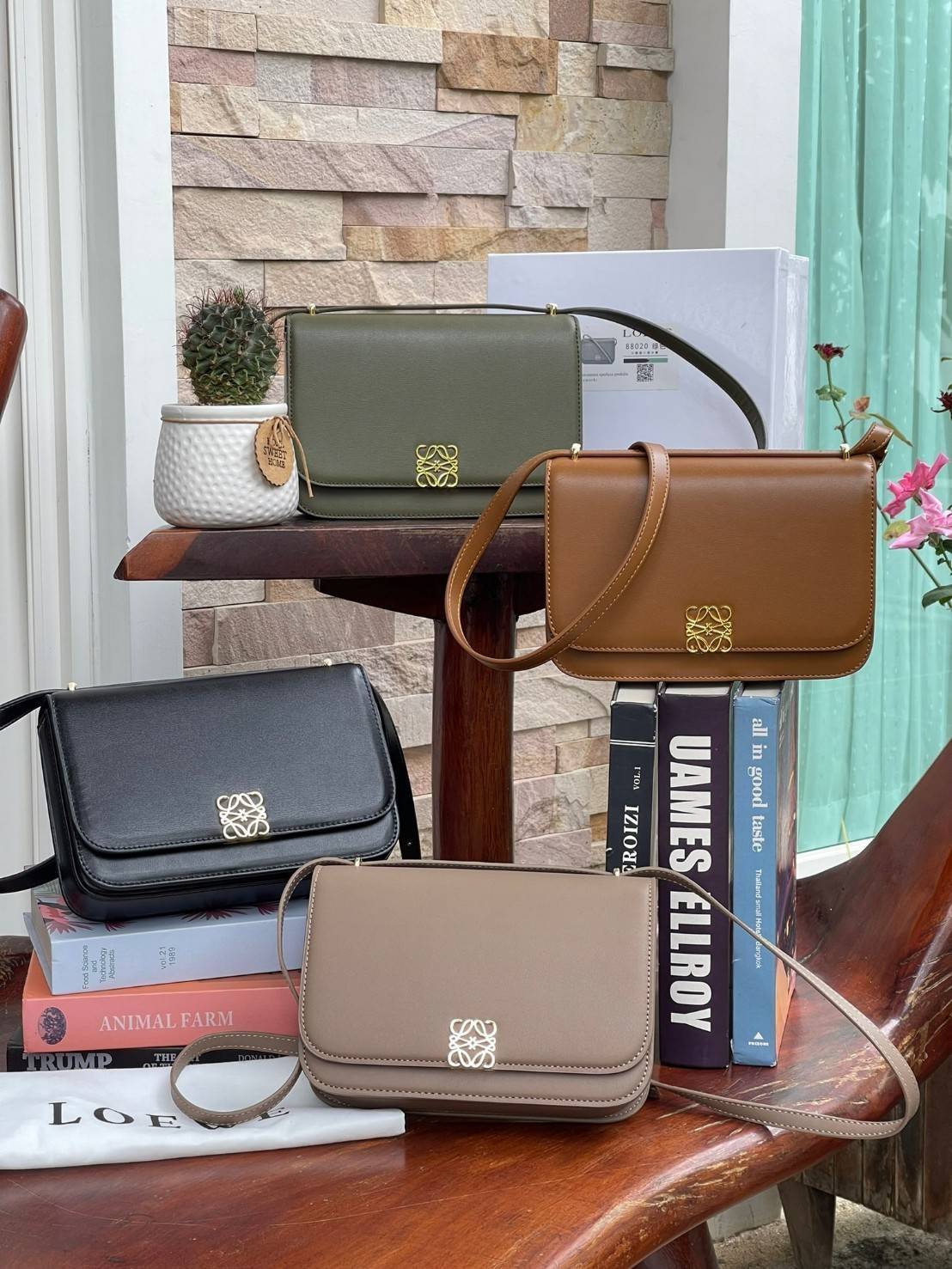 Medium : LOEWE Goya anagram leather shoulder bag กระเป๋าทรง GOYA รูปทรงกล่องอันคลาสสิกที่มาพร้อมรายละเอียดอันน่าค้นหา พร้อมด้วยโครงสร้างที่เปี่ยมไปด้วยสเน่ห์น่าค้นหา มีช่องใส่ของขนาดกว้างและเป็นทรงทำให้การจัดการสิ่งของต่างๆ ของสาวๆ นั้นง่ายดายมากยิ่งขึ้น 