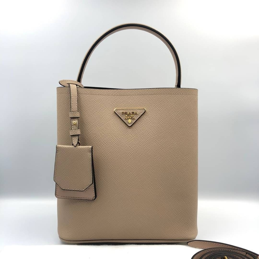 VIP 】หนังแท้ Prada Panier Bag Medium Saffiano Leather พร้อมส่งที่ไทย กระเป๋าสะพายข้างทรงบัคเก็ต จุของได้เยอะมาก เรียบแต่หรู ต้องใบนี้เลยค่าา
