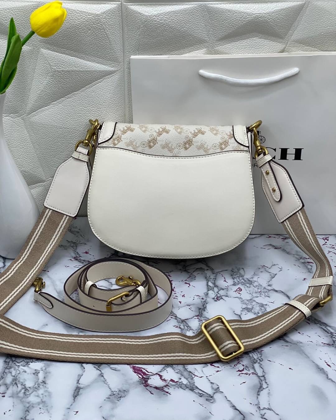 Coach Printed Coated Canvas And Glovetaanned เข้าเพิ่ม 4 แบบ มี 2สาย สายหนังและสายสปอร์ต สุดคุ้มเลยค่าา พร้อมส่งที่ไทยอีกครั้ง ฮอตฮิตไม่เลิกค่ะ ถามหากันเยอะมาก! กระเป๋าสะพายครอสบอดี้ร์ วัสดุหนังแท้ชั้นดีที่สุด! หนังสวย บวกกับอะไหล่แบรนด์ที่ดูเด่นคลาสสิคตร