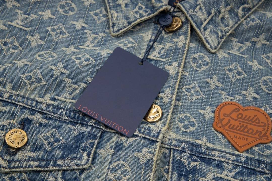 LV Supreme Denim Jacket / Louis Vuitton jacket เกรดออริจินอล มีป้ายแท็กที่คอเสื้อ ใส่ได้ทั้งผู้หญิงผู้ชาย พร้อมส่งที่ไทย ภาพสินค้าถ่ายจากงานขายจริง ใช้งานต่างประเทศได้