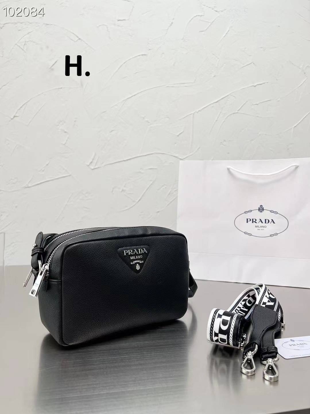 PRADA CAMERA LEATHER BAG with shoulder strap / PRADA MESSENGER BAG BLACK กระเป๋าสะพายหนัง รุ่น Unisex ใช้ได้ทั้งชายหญิง ขนาดกำลังดี ดีไซน์เรียบ แต่หรูหรา พร้อมสายสะพาย 2 เส้น ปรับระดับได้ สามารถสะพายไหล่ และครอสบอดี้